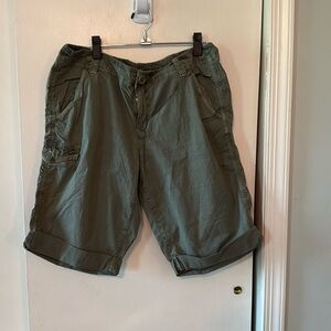 NWT DKNY Size 14 Outdoor Casual Bermuda Walking Shorts 98% copying 2% spandex